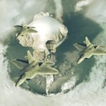 تصویر هوایی از چند هواپیما که بالای کره زمین پر از دو و ابر ناشی از بمباران در حرکت هستند. تصویر نمادین است.