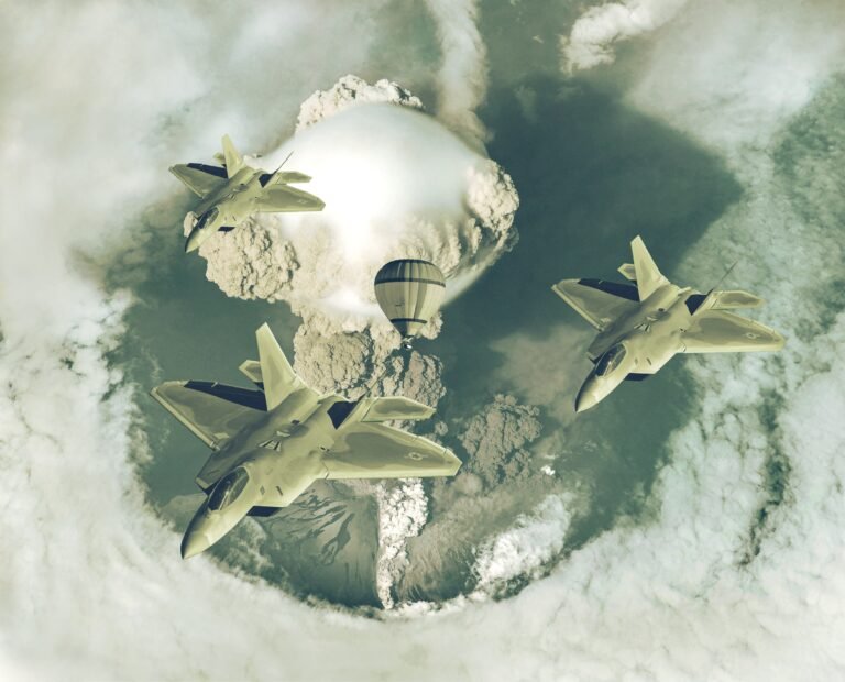 تصویر هوایی از چند هواپیما که بالای کره زمین پر از دو و ابر ناشی از بمباران در حرکت هستند. تصویر نمادین است.