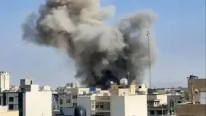 دود بلند ناشی از بمباران تهران از نمای دور