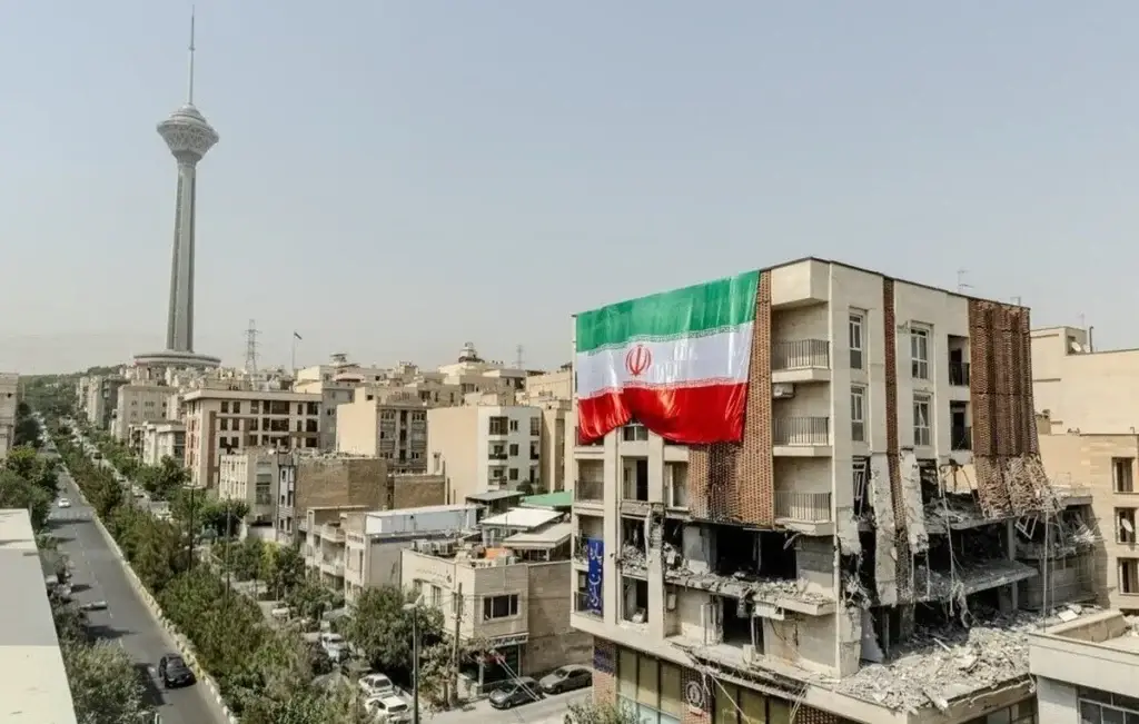 دربارۀ این مقاله بیشتر بخوانید آیا جمهوری اسلامی از این جنگ جان سالم به در می‌برد؟