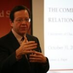 تصویر رابرت پیپ در حال سخنرانی در یک کنفرانس