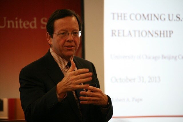 تصویر رابرت پیپ در حال سخنرانی در یک کنفرانس