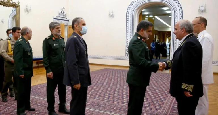 دیدار سفیر روسیه وبرخی از اعضای سپاه در حال دست دادن. خرداد 1401