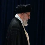 علی خامه ای در حال راه رفتن