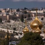 چند گنبد طلایی که علامت صلیب دارند. این صومعه ها در اورشلیم هستند.