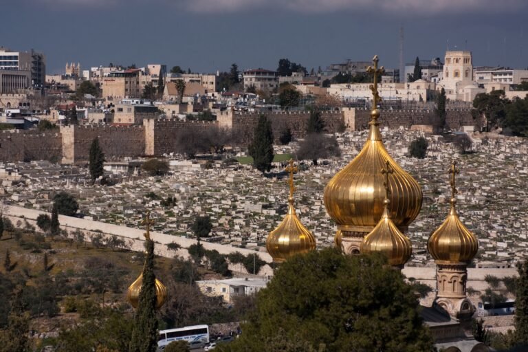 چند گنبد طلایی که علامت صلیب دارند. این صومعه ها در اورشلیم هستند.