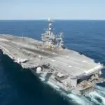 یک ناو بزرگ دریایی آمریکا در آب های آزاد از نمای بالا