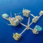 نمای بالا از یک چاه نفت در دریا. چند سکوی استخراج نفت