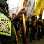 آرم کتائب حزب الله که در روی بازروی یک شبه نظامی آن گروه قرار داد