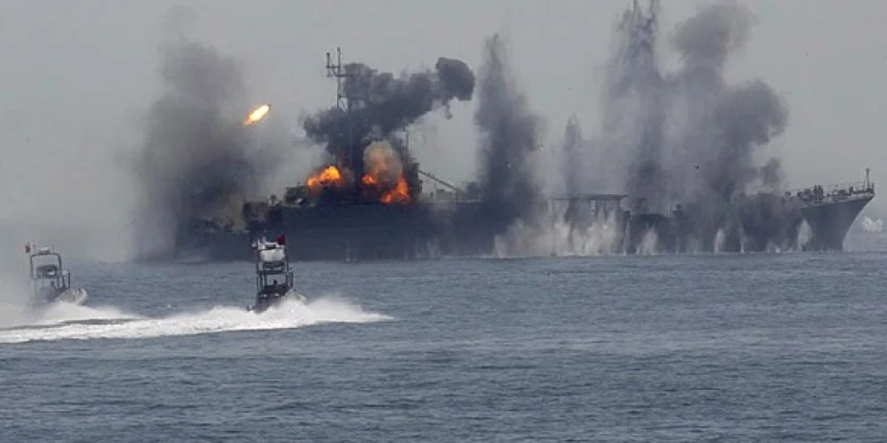 عکس یک کشتی در حال سوختن در دریا