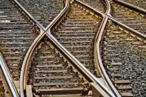 چند ریل راه آهن که هر کدام یک مسیر می روند اما بایدکدیگر هم مرتبط هستند
