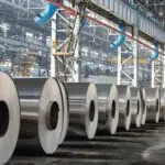 ورقه های لوله شده و بزرگ آلومینویم در یک انبار بزرگ که در کنار هم هم قرار گرفته است