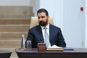 تصویر علی الزیدی در پشت میز نشسته است