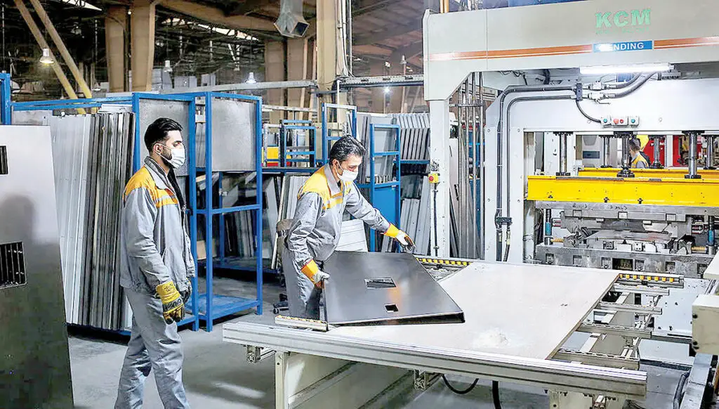 دو کارگر مرد در حال کار کردن در یک کارگاه صنعتی آلومینوم