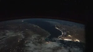عکس هوایی از تنگه هرمز در جنوب ایران در شب