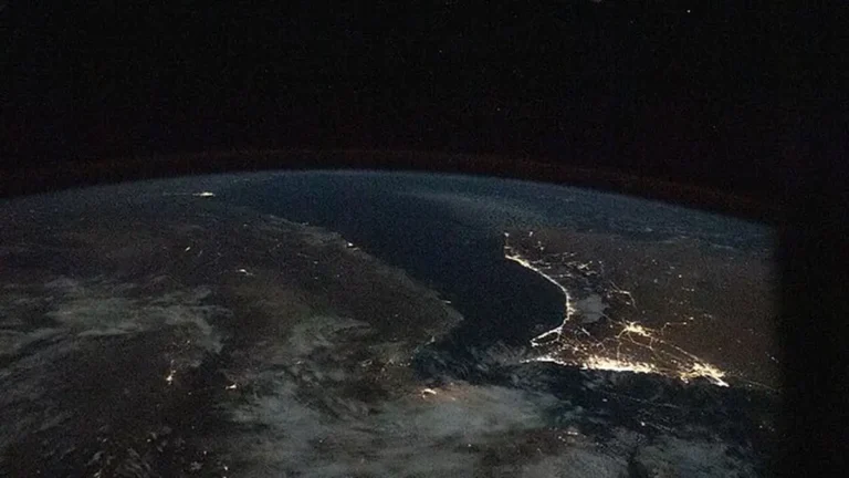 عکس هوایی از تنگه هرمز در جنوب ایران در شب