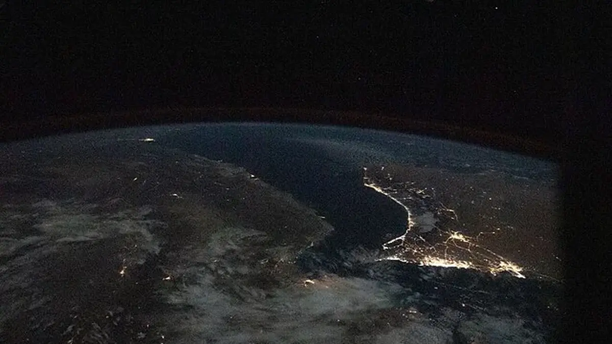 عکس هوایی از تنگه هرمز در جنوب ایران در شب