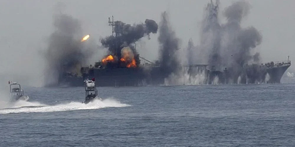 عکس یک کشتی در حال سوختن در دریا