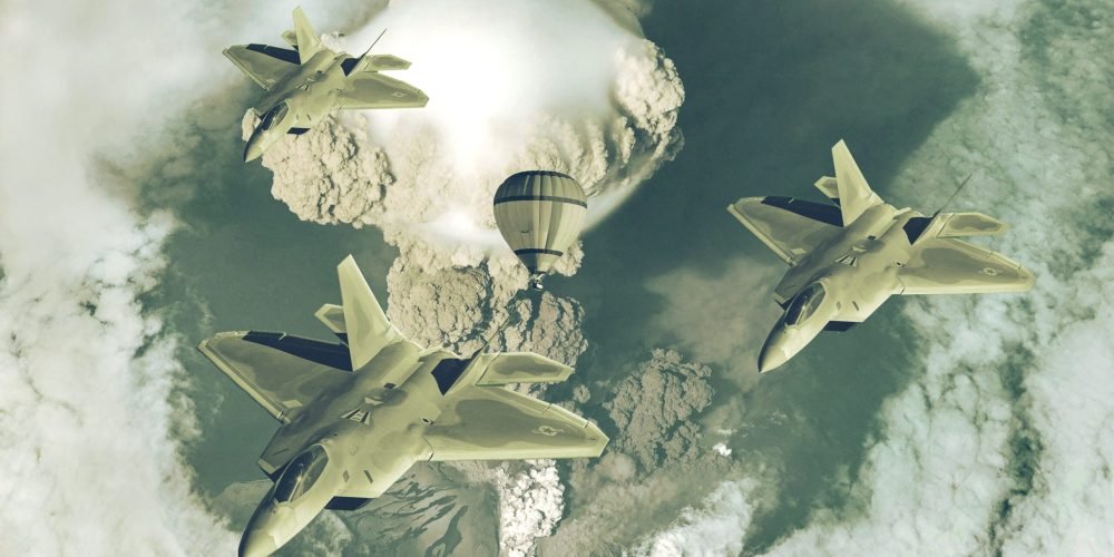 تصویر هوایی از چند هواپیما که بالای کره زمین پر از دو و ابر ناشی از بمباران در حرکت هستند. تصویر نمادین است.