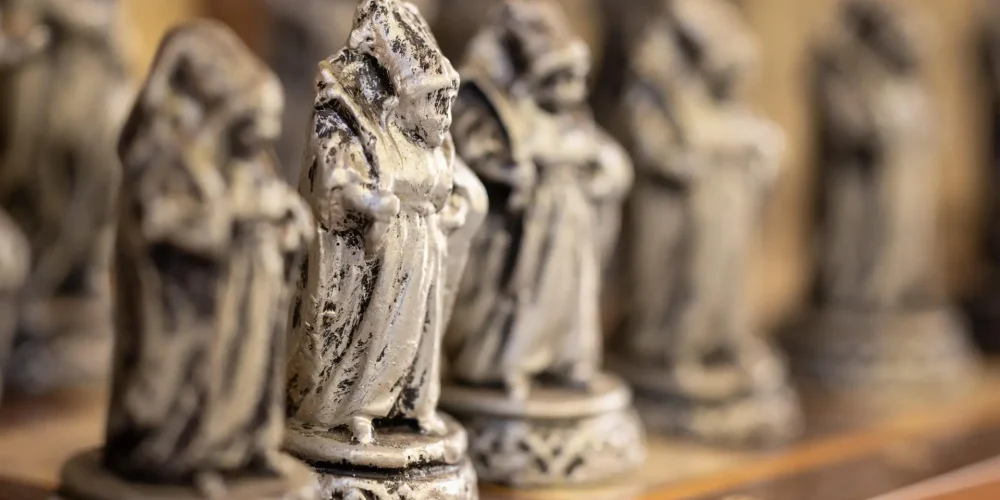 چیزی شبیه به شطرنج که یک مهره سنگی اما غیر مشخص در آن بولد ا ست و بقیه مهره ها کاملا مات شده اند