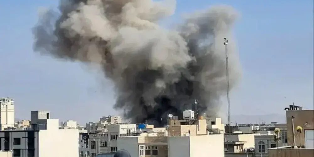 دود بلند ناشی از بمباران تهران از نمای دور