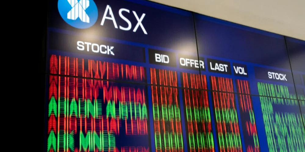 یک تابلوی بورس که قیمت ها را نشان می دهد