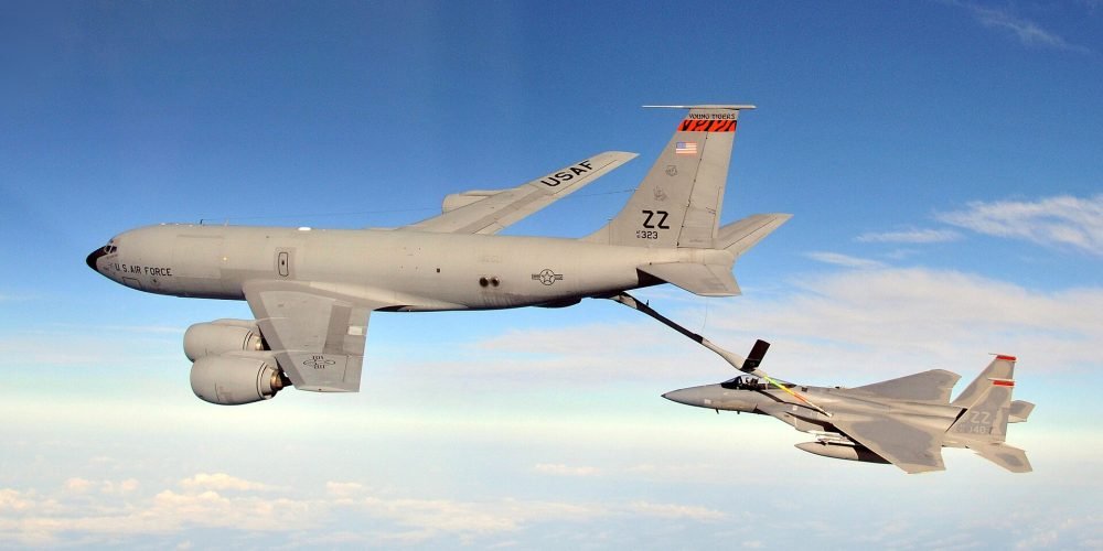 تصویر هوایی از بوئینگ کی‌سی-۱۳۵ استراتوتانکر به یک اف-15