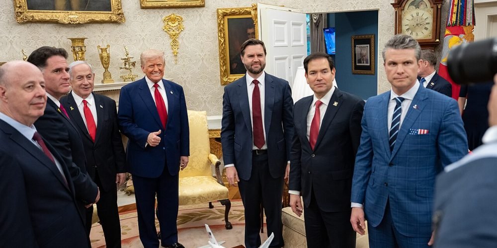 ترامپ - هگست - روبینو - جی دی ونس - نتانیاهو در کنار هم ایسنتاده اند در کاخ سفید