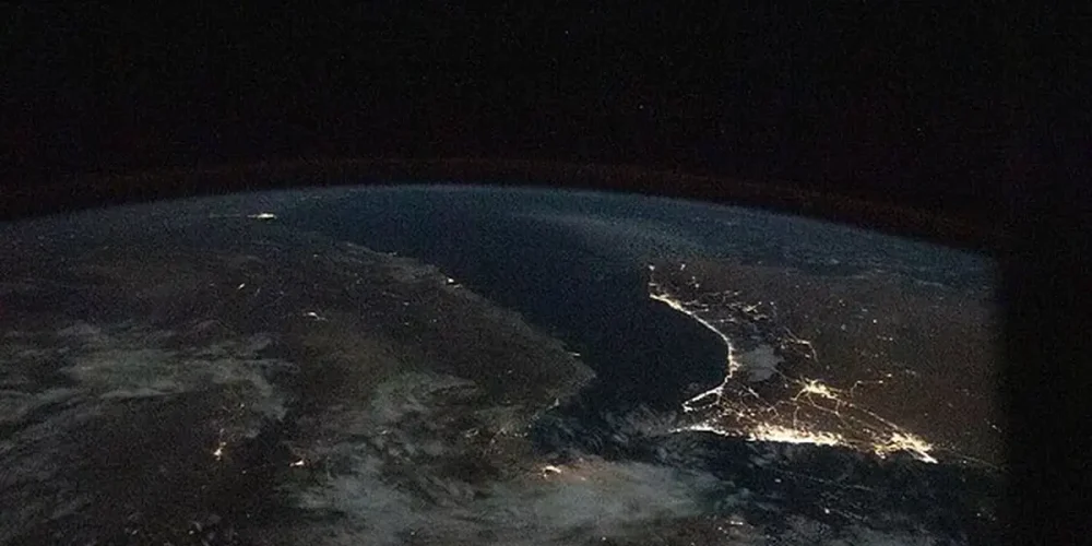 عکس هوایی از تنگه هرمز در جنوب ایران در شب