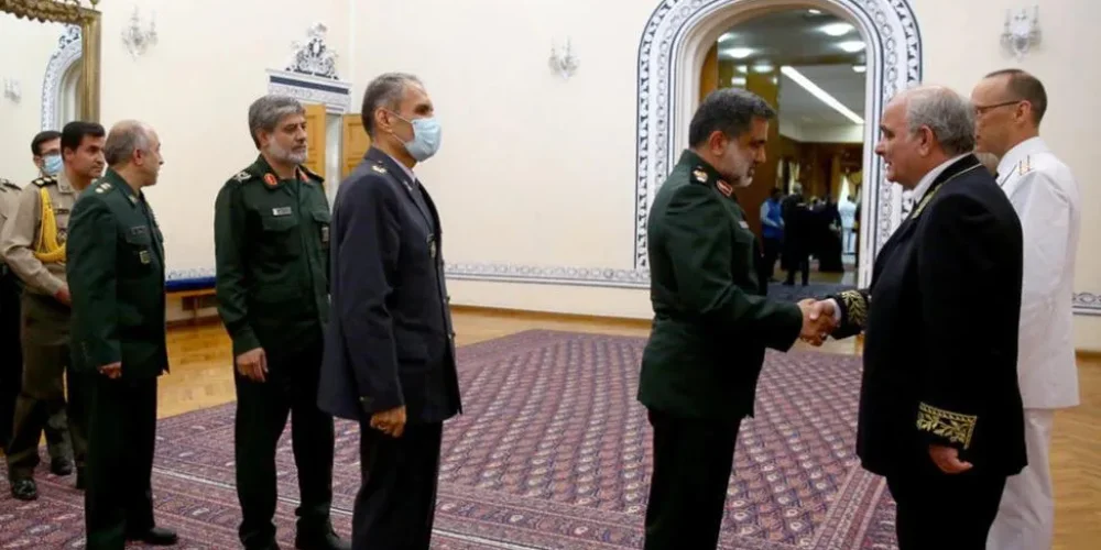 دیدار سفیر روسیه وبرخی از اعضای سپاه در حال دست دادن. خرداد 1401