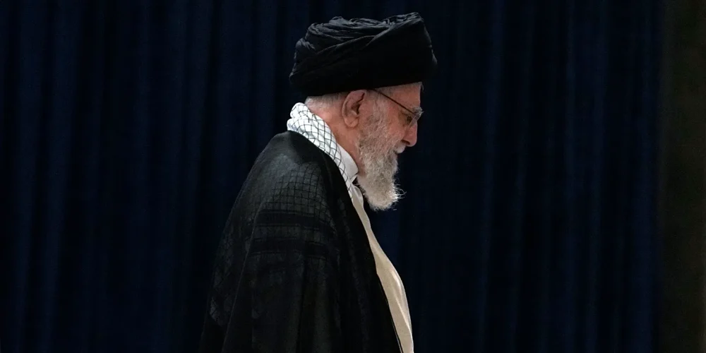 علی خامه ای در حال راه رفتن
