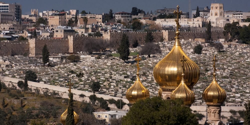 چند گنبد طلایی که علامت صلیب دارند. این صومعه ها در اورشلیم هستند.