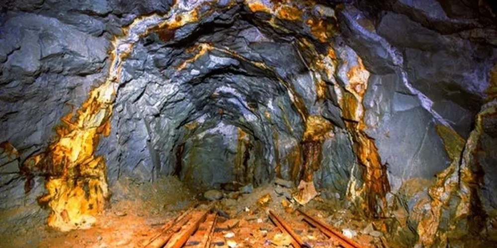 یک تونل تاریک که در ان رگه هایی از طلا دیده می شود