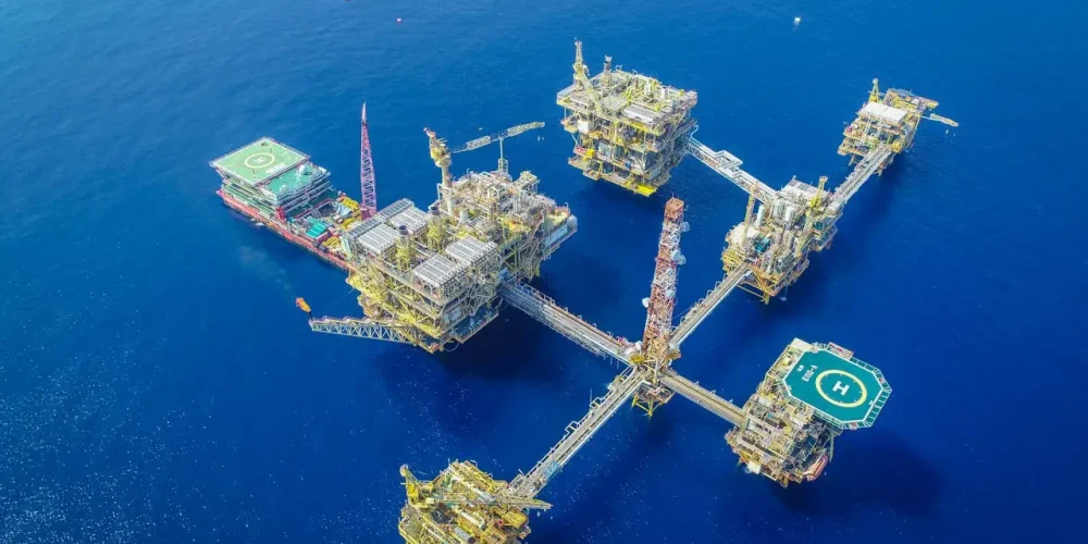 نمای بالا از یک چاه نفت در دریا. چند سکوی استخراج نفت