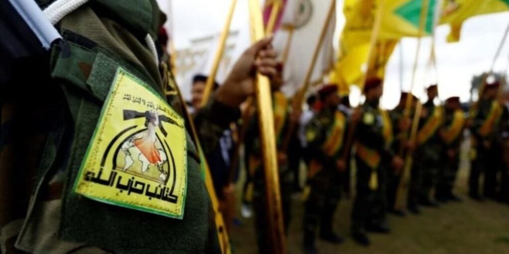 آرم کتائب حزب الله که در روی بازروی یک شبه نظامی آن گروه قرار داد